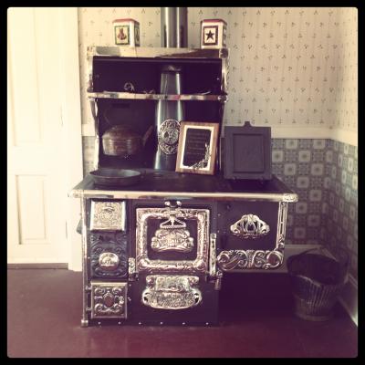 Ein zweiter Ofen, der wohl eher zum Kochen benutzt wurde. // Another old oven which was probably used for cooking.